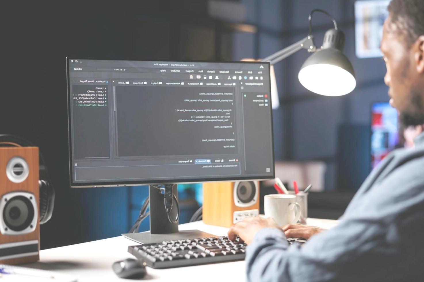 Studenti při práci na herních projektech v moderní učebně Powerova Academy