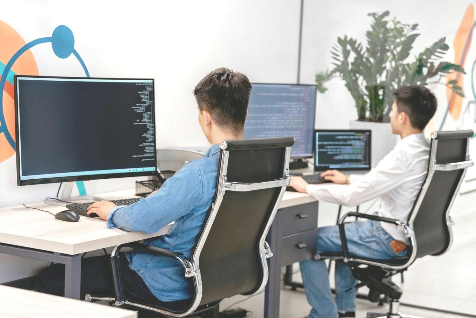 Detail programovacího kódu na monitoru s herními algoritmy a funkcemi